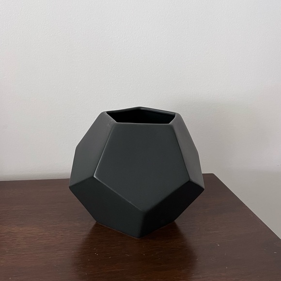 Global Views Dwell Studio faceted matte black vase - Picture 2 of 13